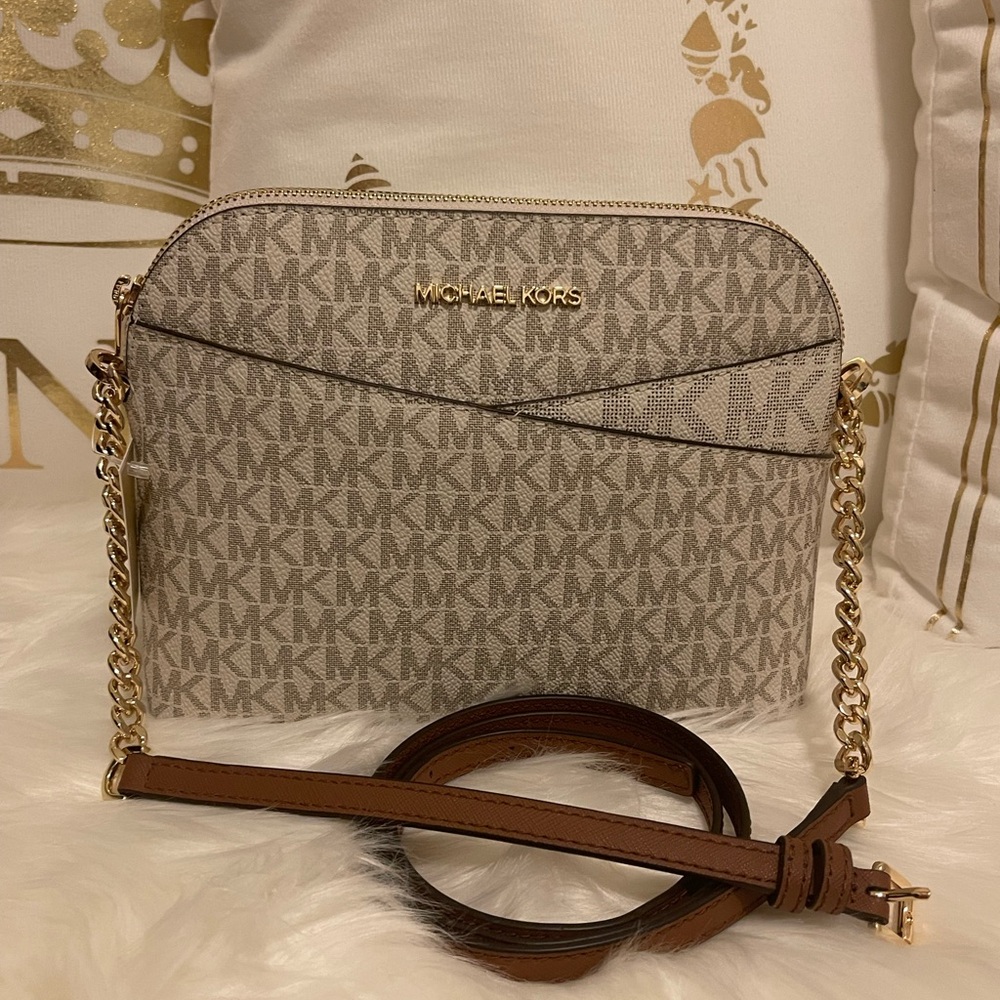 (PRICE IS FIRMED)NWT- MICHEAL KORS JET SET (Vanilla) TRAVEL CROSSBODY BAG